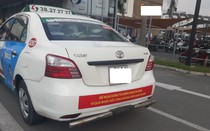 Dán khẩu hiệu gièm pha Uber, Grab, taxi Vinasun đang vi phạm luật Cạnh tranh