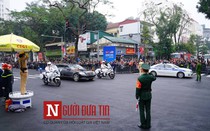 Lực lượng an ninh bố trí dày đặc, quây kín khách sạn Melia khi ông Kim Jong-un vừa tới nơi