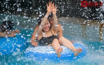 Hàng vạn người đổ xô về công viên nước Hồ Tây giải nhiệt ngày nghỉ lễ 30/4 - 1/5