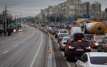 Người dân Ukraine trú ẩn trong ga tàu điện ngầm, doanh nghiệp đóng cửa