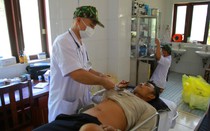 Trực thăng đưa ngư dân bị tai nạn lao động từ đảo về đất liền điều trị