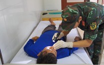 Cấp cứu kịp thời cho ngư dân Bình Định bị tai nạn lao động trên biển