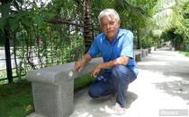 Người “nhốt” rác thải nhựa vào bê tông tạo ra vật dụng có giá trị