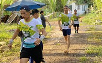 Gần 500 người tham gia chạy marathon và leo núi vì một môi trường xanh