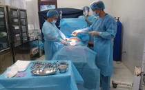 Bệnh xá đảo Song Tử Tây cấp cứu ngư dân bị viêm ruột thừa cấp
