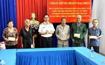 Gói bánh tét, tặng quà Tết cho người dân vùng biên giới tỉnh An Giang