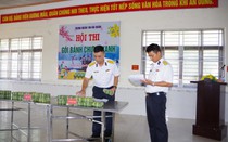 Cán bộ, chiến sĩ Trung đoàn 196 Hải quân tham gia thi gói bánh chưng