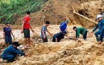 Vụ sạt lở ở Quảng Nam: Khiêng nạn nhân vượt 18 km để cấp cứu