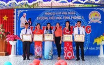 Vụ hiệu trưởng "diễn kịch" nhận thưởng trên sân khấu: Phó chủ tịch UBND huyện chỉ đạo xác minh làm rõ