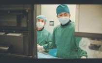 Bé trai 3 tuổi đang chơi với bạn bỗng dưng đột quỵ