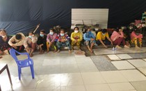 Công an bắt quả tang hàng chục "quý bà" đánh bạc