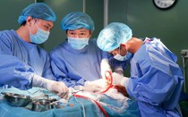 Bác sĩ cân não phẫu thuật cứu sống bệnh nhân có khối u khổng lồ