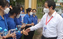 Bộ trưởng Nguyễn Kim Sơn kiểm tra điểm thi trường THPT Đặng Huy Trứ