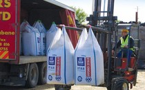 Giá phân bón tiếp tục leo thang