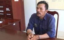 Hàng xóm nhổ nước bọt ra đường, ba cha con vác hung khí truy sát