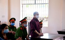 Mẹ bị cáo vận chuyển gần 64kg ma túy ngã quỵ khi nghe tòa tuyên con trai tử hình