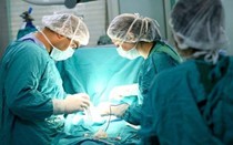 Phẫu thuật cắt khối u to bằng quả dưa hấu cứu thai phụ