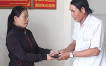 Một phụ nữ nghèo bán vé số trả lại ví tiền nhặt được