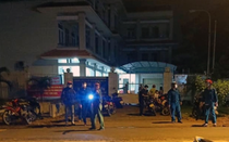 Cảm thương 3 con nhỏ bơ vơ sau thảm cảnh cha giết mẹ rồi tự tử