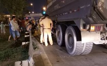 Chạy sai làn đường, hai vợ chồng bị xe ben tông thương vong