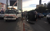 “Xế hộp” lật nhào, tài xế lom khom bò ra ngoài