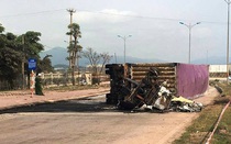 Container lật nhào, bốc cháy ngùn ngụt, 2 người tử vong