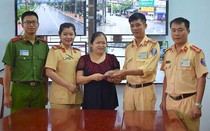 Hà Tĩnh: CSGT đi tìm người phụ nữ đánh rơi tiền trên tỉnh lộ