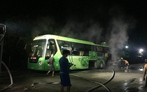 Xe khách đang lưu thông bất ngờ bốc cháy trên tuyến QL8A