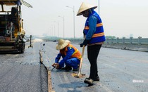 Công nhân đội nắng trải thảm nhựa cầu Vĩnh Tuy 2