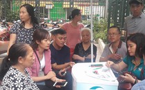 Dân Hà Nội ùn ùn xếp hàng chụp ảnh chân dung thuê bao di động