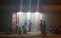 Clip: Người dân và công an truy đuổi đối tượng cướp tiệm vàng ở Hà Nội