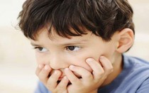 Trẻ chậm nói và tăng động có mắc chứng tự kỷ?