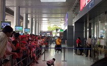 Nô nức đón Việt kiều về quê ăn Tết, ga quốc tế Tân Sơn Nhất kẹt cứng