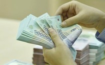 Người dân tiếp tục gửi tiền vào ngân hàng bất chấp lãi suất giảm
