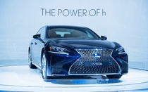 Giá rẻ bất ngờ, sedan hạng sang Lexus LS 2018 có gì?