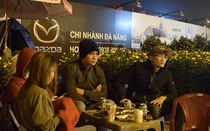 Cảnh màn trời chiếu đất trong giá lạnh của người bán hoa Tết ở Đà Nẵng