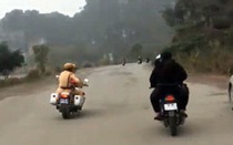 Nhóm thanh niên chạy xe máy đánh võng thách thức cảnh sát giao thông