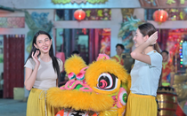 Hoa hậu Thùy Tiên và Lương Thùy Linh "nhập môn" múa lân sư rồng