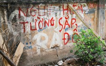 Hà Nội: Bất chấp nguy hiểm, người dân vẫn sinh hoạt ngay dưới chân tường sắp đổ sập