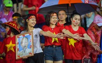 Chùm ảnh ấn tượng CĐV đội mưa cổ vũ U23 Việt Nam