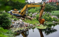 Rác thải, phế liệu xây dựng bủa vây hồ nước giữa lòng Thủ đô