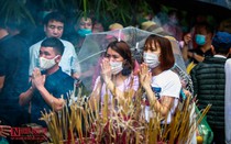 Dòng người “đội mưa” đổ về Đền Hùng