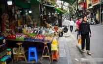 Muôn kiểu lấn chiếm vỉa hè ở Hà Nội