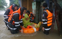 Đà Nẵng: CSCĐ hỗ trợ sơ tán người dân vùng lũ