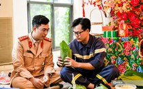 Cảnh sát PCCC trổ tài gói bánh chưng đón Tết Nguyên đán