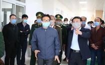 Phó Thủ tướng động viên bà con đang cách ly dịch bệnh, khích lệ y bác sĩ