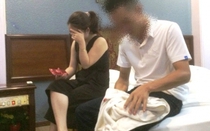 Chồng bắt quả tang vợ và cảnh sát giao thông “tâm sự” trong nhà nghỉ
