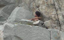 Thanh niên nghi "ngáo" trên dốc đứng, ném đá đội cứu hộ