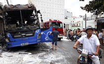 Xe ô tô khách bốc cháy giữa trưa, hàng chục người tháo chạy