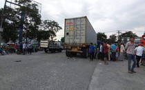 Va chạm với xe container, hai vợ chồng bị cán thương vong